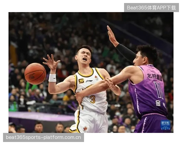CBA球队顶尖球员在激烈对抗中展现超凡出球能力，震惊全场