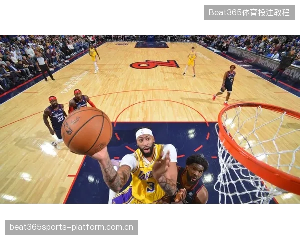 NBA滑翔双手暴扣：空中英雄的震撼时刻