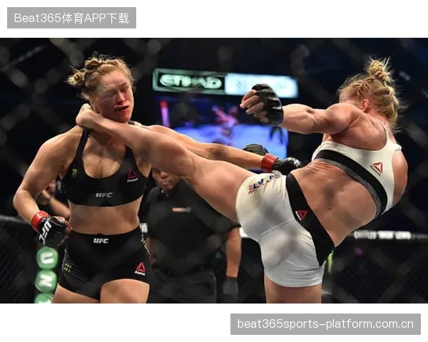 UFC女拳手双脚离地飞膝KO震撼瞬间，点燃格斗激情的巅峰对决